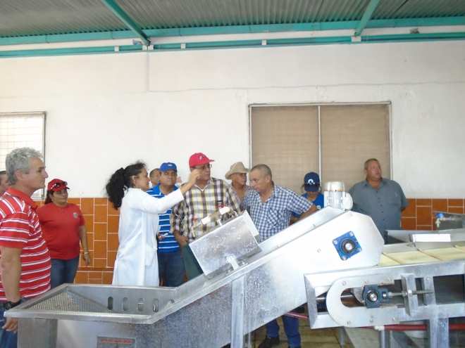 Gustavo Rodríguez, ministro de la Agricultura, intercambia con obreros en el Tuabaquey.