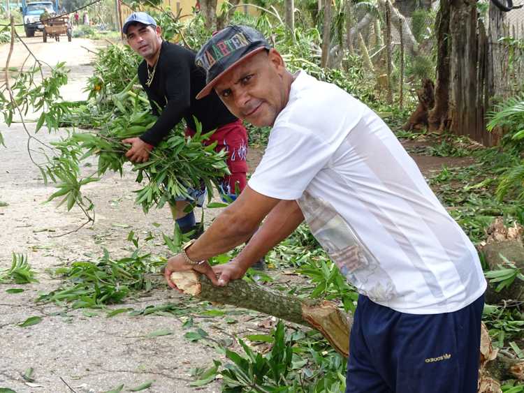 Habitantes de Sola en labores de limpieza.