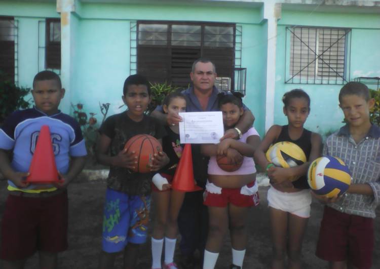 Héctor Abrante Morales en compañía de alumnos de la escuela especial.