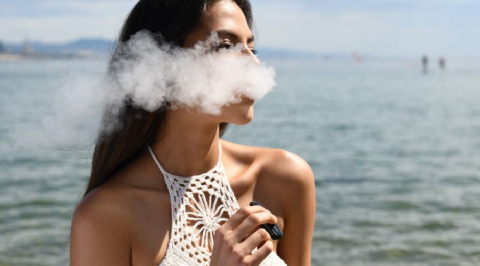 Una mujer fuma un cigarrillo electrónico. Foto: Unsplash.