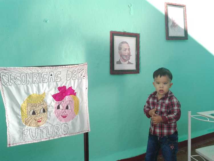 Infante que disfruta del nuevo círculo en la comunidad Cubitas.