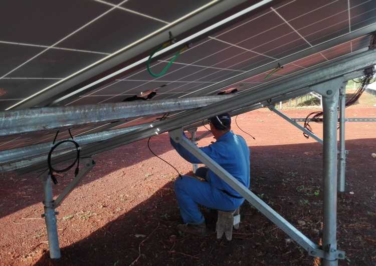 Ingenieros que laboran en la conexión de paneles.