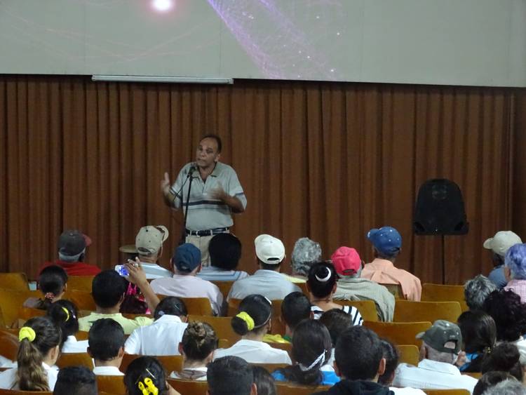 Inovelio Martín en conferencia sobre historia del cine.