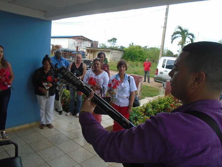 Instructor de Arte ameniza encuentro con Diputados al Parlamento cubano.