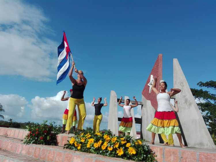 Instructores de Arte rinden homenaje a sector de la Salud.