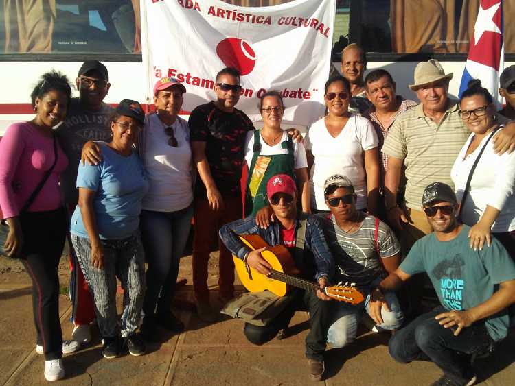 Integrantes de la Brigada Artística Ya Estamos en Combate.