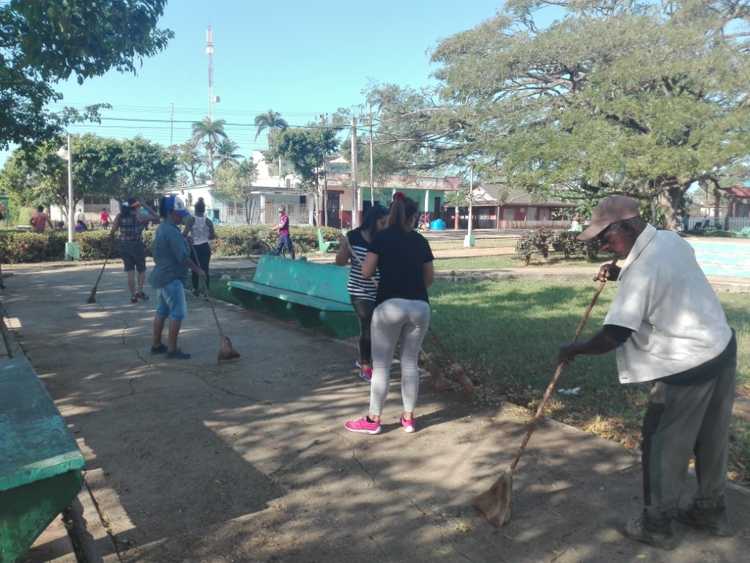 Integrantes de la delegación de base de la Upec en Sierra de Cubitas en jornada de trabajo voluntario.