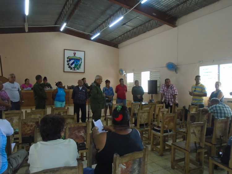 Intercambia Jorge Luis Tapia Fonseca con integrantes del Consejo de Defensa en Sierra de Cubitas./Foto: Autora