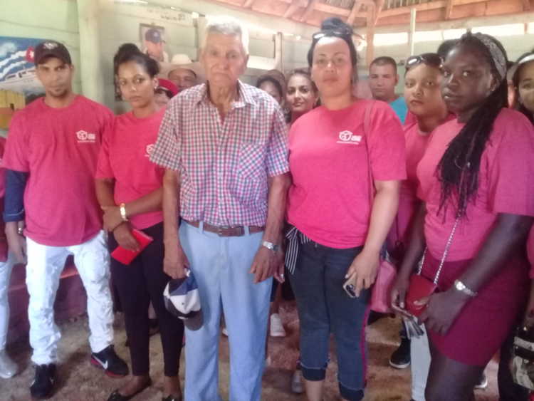 Intercambio con Edilio Elisa Guerra protagonista del recorrido de Fidel en Pozo de Vilató.