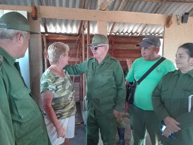 Intercambio con damnificados en la construcción de viviendas.