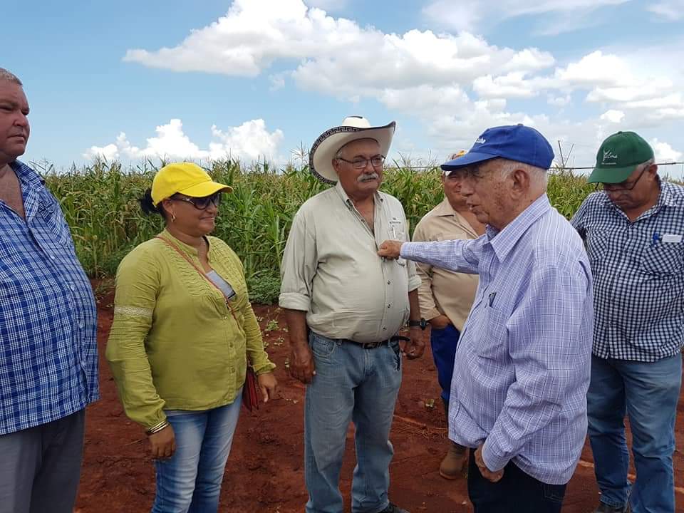 Intercambio de Machado Ventura con trabajadores de finca productiva en Sierra de Cubitas. Foto: Autora.