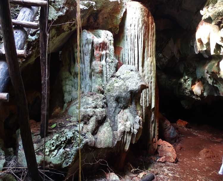 Interior de la cueva María Teresa.