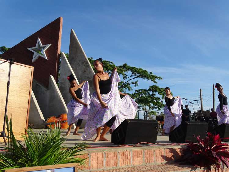 Intructoras de arte amenizaron la actividad.