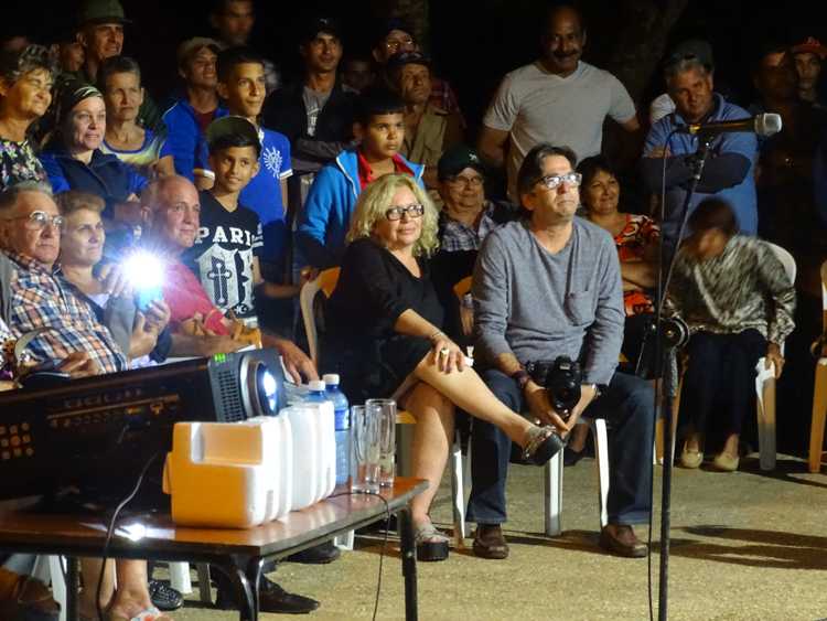 Isabel Santos junto a pobladores de La Gloria durante la proyección del documental Gloria City.