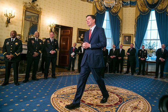 James Comey fue despedido del FBI sin previo aviso, se enteró del anunció por la televisión.