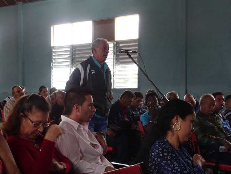Javier González director de Comercio responde a inquietudes de los delegados.