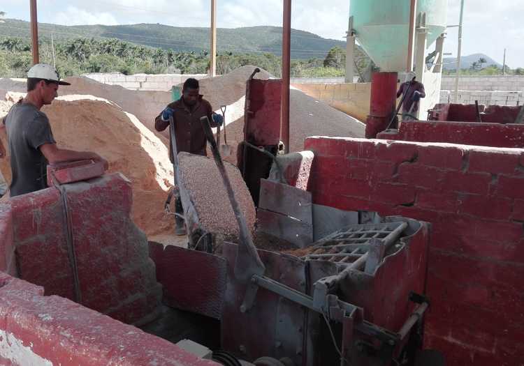 Jornadas de trabajo para incrementar la  producción de materiales de la construcción.
