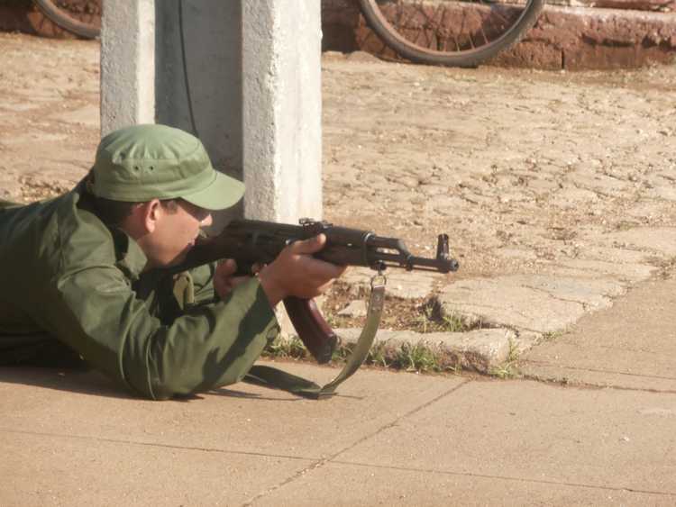 Joven cubiteño participando en las actividades de la defensa.