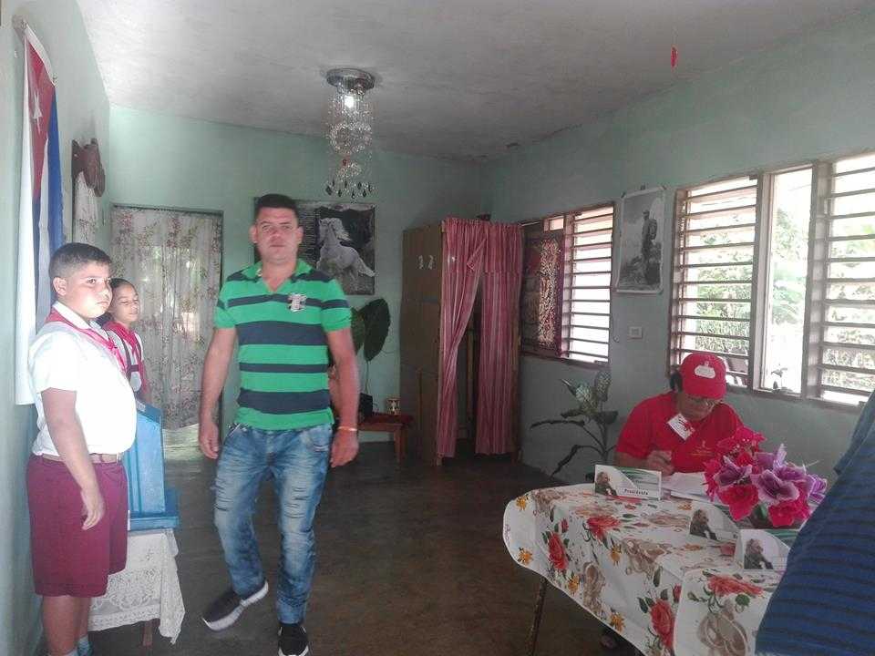 Joven trabajador de la Radio acude a ejercer su derecho al voto./Foto: María Castañeda Varona.