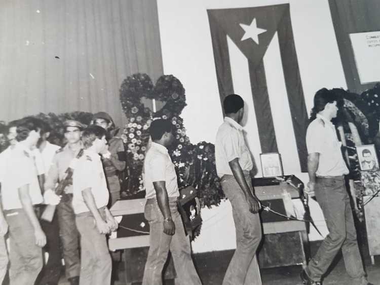 Jóvenes cubiteños que rinden homenaje a sus héroes.