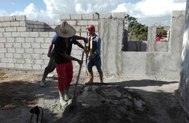 Jóvenes de Puerto Piloto en tareas de recuperación./Foto: Autora