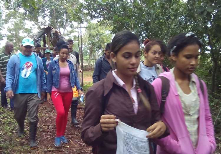 Jóvenes en contacto con la naturaleza.