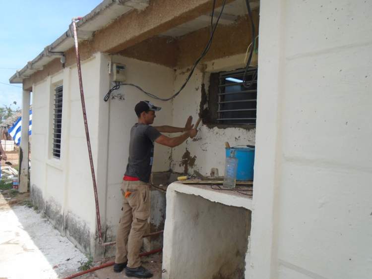 Jóvenes en tareas constructivas.