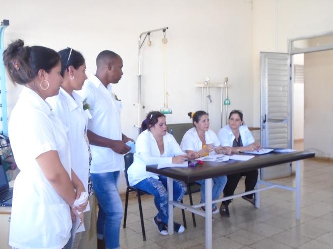 Jóvenes exponen ponencia en Sala de Rehabilitación.