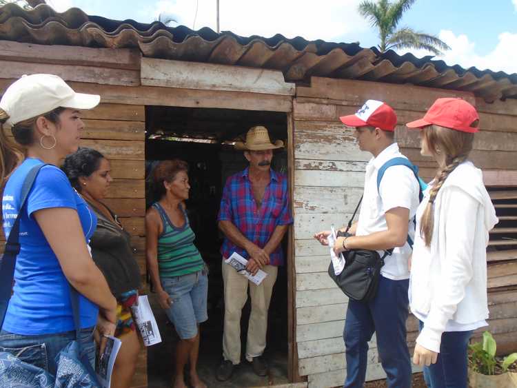 Jóvenes galeno visitan a damnificados en La Gloria.