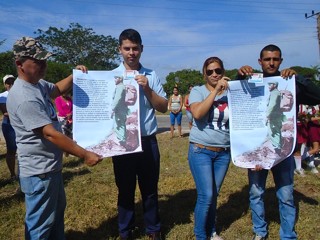 Jóvenes que reciben carné de la UJC.