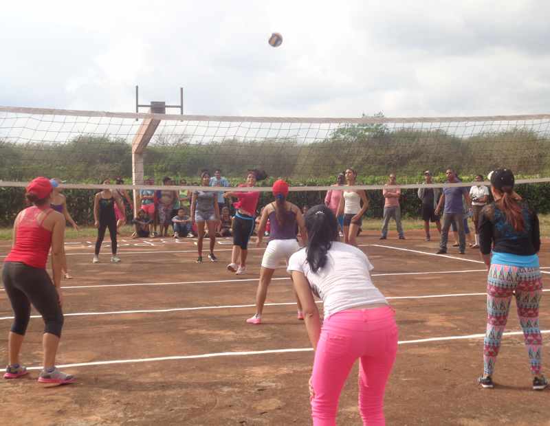 Jóvenes estudiantes inmersas en la competencia de voleibol