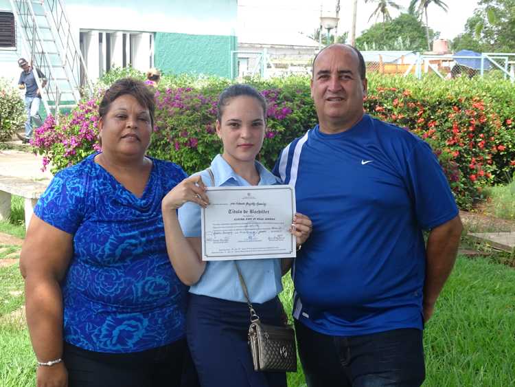 Karina Ruiz de Villa Guerra, graduada de 12 grado más integral junto a sus padres.