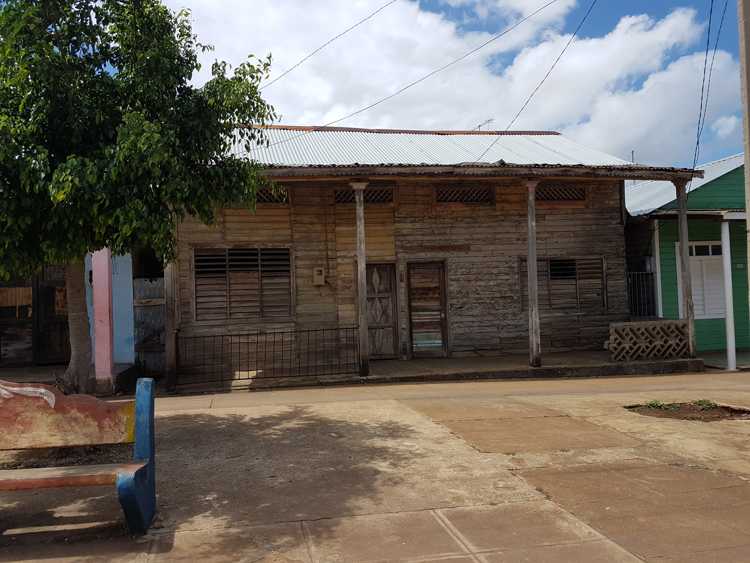 La céntrica casa de Armando Elías Figueroa , según información de su propietario, tiene cien años de construida.