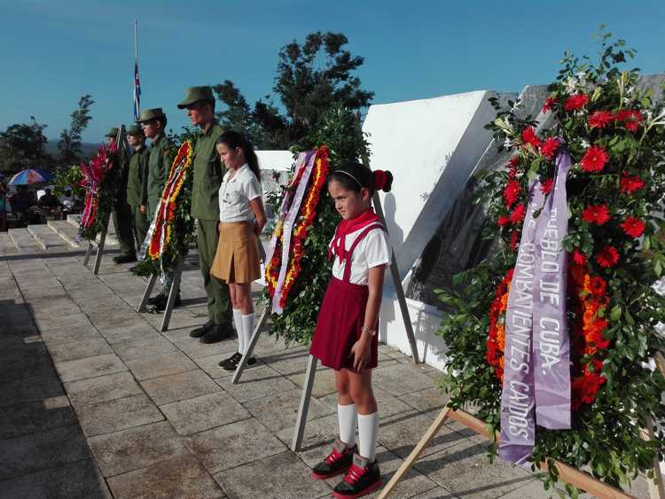 La nueva generación tributa a los mártires.