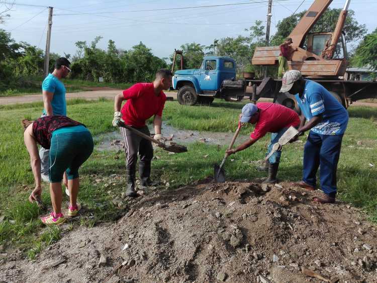 La recogida de escombros contribuye a salvagurdar las vidas y los bienes del Estado cubano.