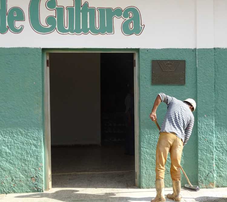 Labores de limpeza en Casa de Cultura.