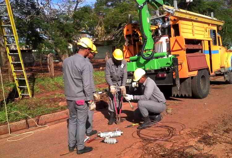 Labores para mejorar el servicio eléctrico.
