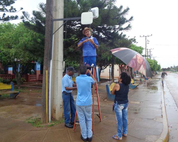 Las antenas Wi-Fi fueron retiradas por cercanía del huracán.