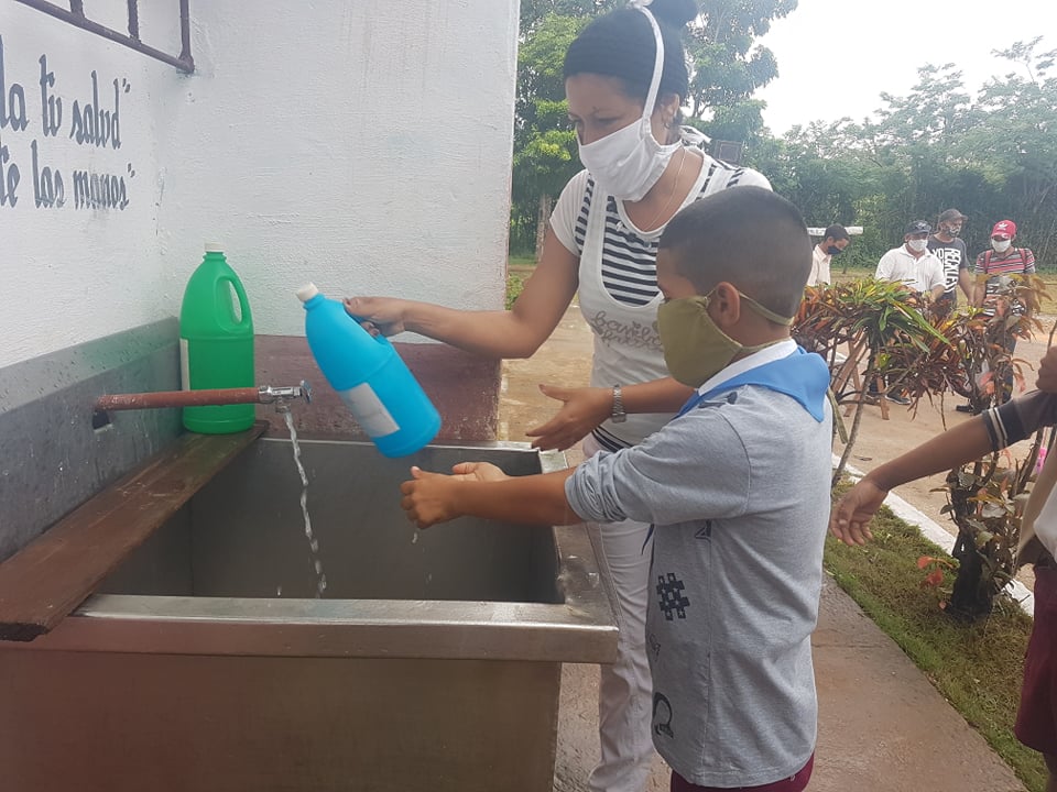 Lavado de las manos en centro educacional cubiteño./Foto: María del Carmen Castañeda Varona