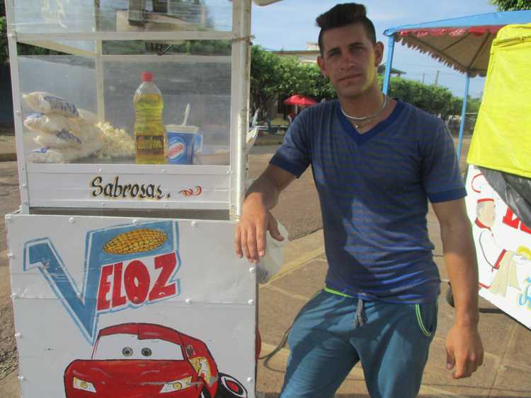 Liesker Rodríguez Benítez, elaborador de alimentos ligeros.
