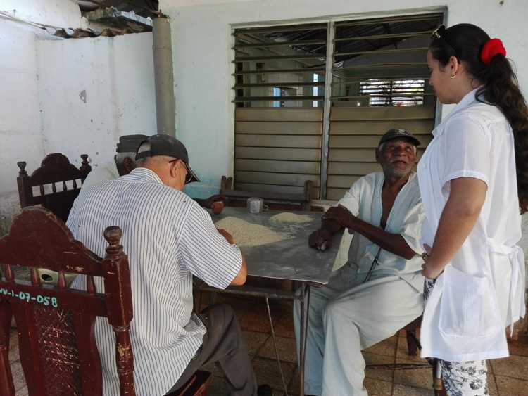 Los abuelos contribuyen a tareas en el Hogar de Ancianos.
