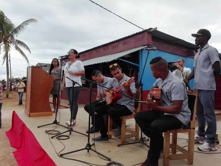 Los instructores de arte regalan su musica a los presentes