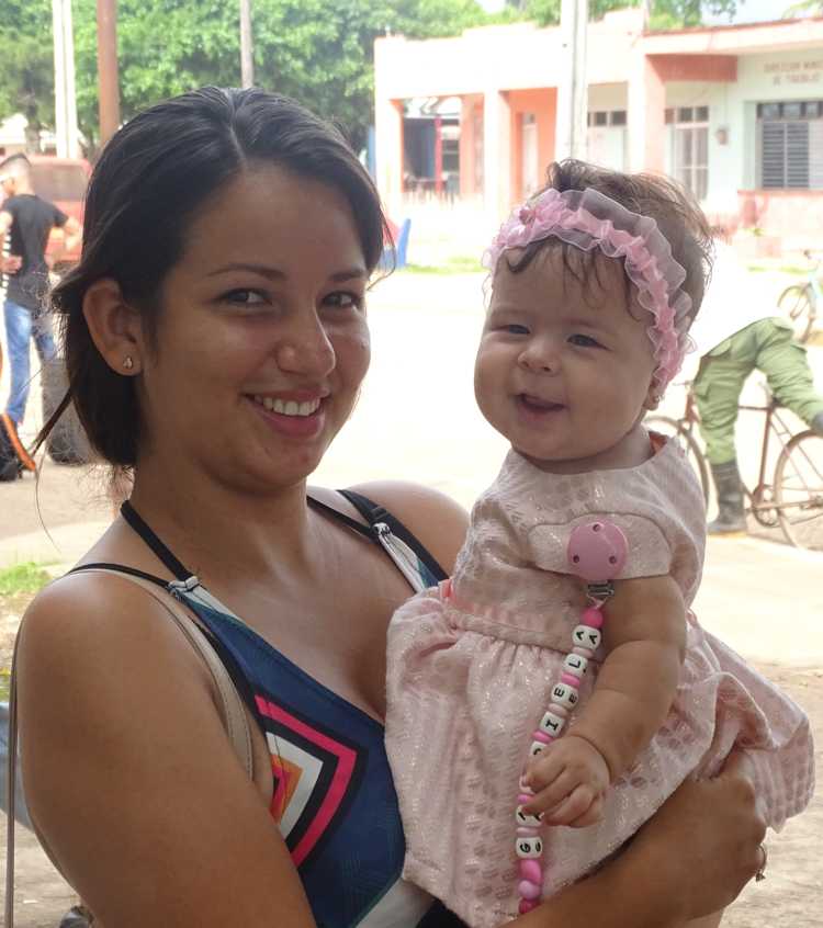 Madre cubiteña con su niña.