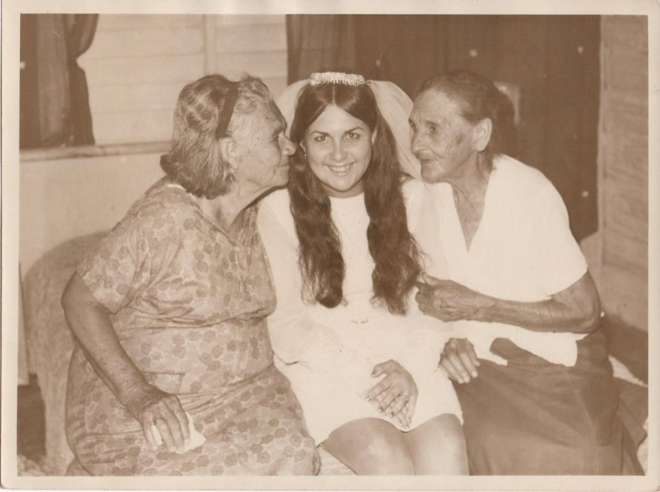 Margarita Meléndrez (al centro) el 7 de julio de 1972, día de su boda, entre ambas abuelas: Catalina Gutierrez(Catuca) izquierda y Alejandrina Carmenates (derecha); quien además de nieta fue también uno de los niños recibidos por Catuca.