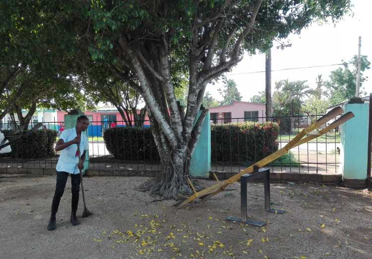 María del Carmen Calderón, encargada de la higiene en parque infantil en Sola.