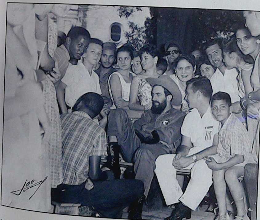 Mario Herrero a la izquierda del comandante Camilo Cienfuegos en mayo de 1959.