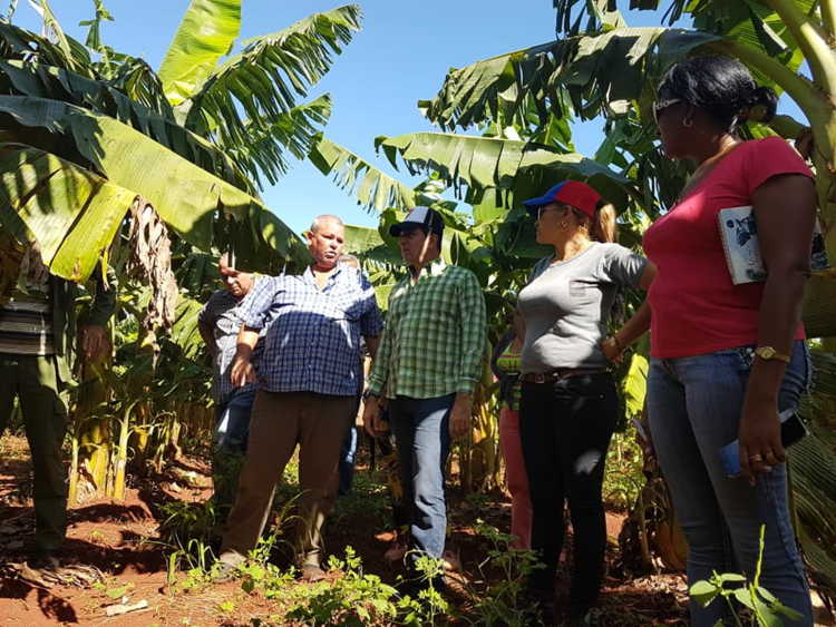 Máxima autoridad politica de Camaguey visita fregat 14.