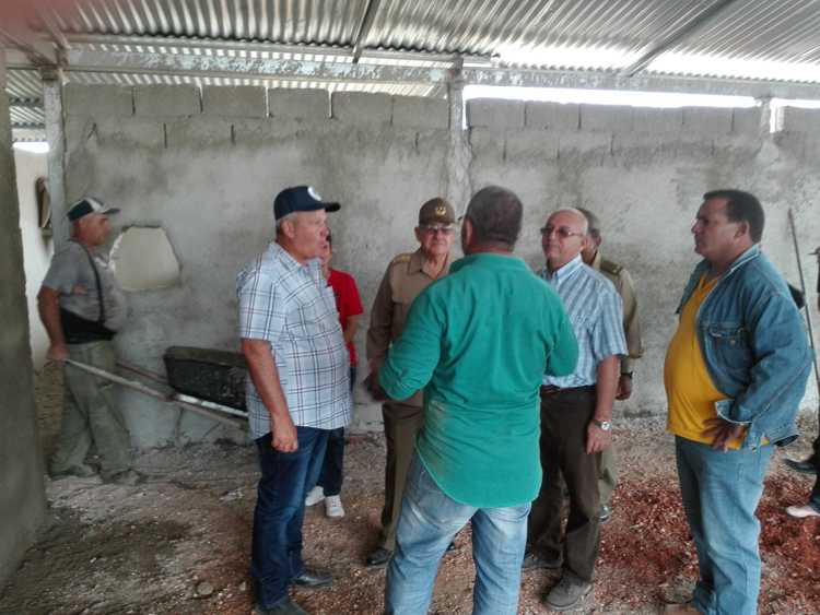 Máximas autoridades intercambian con trabajadores en el segundo restaurant que se construye en Puerto Piloto.