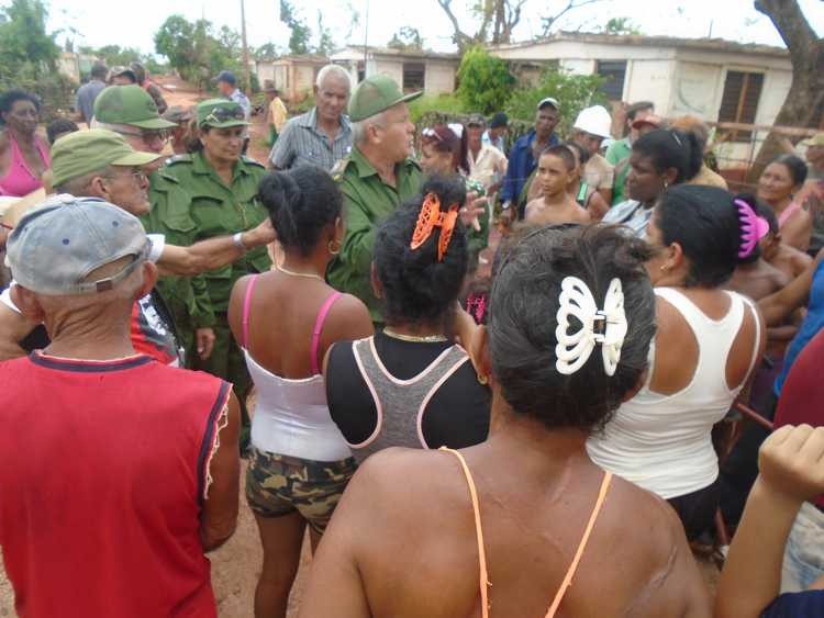 Maximas autoridades políticas de la provincia de Camaguey intercambia con poblacion de los Pilones