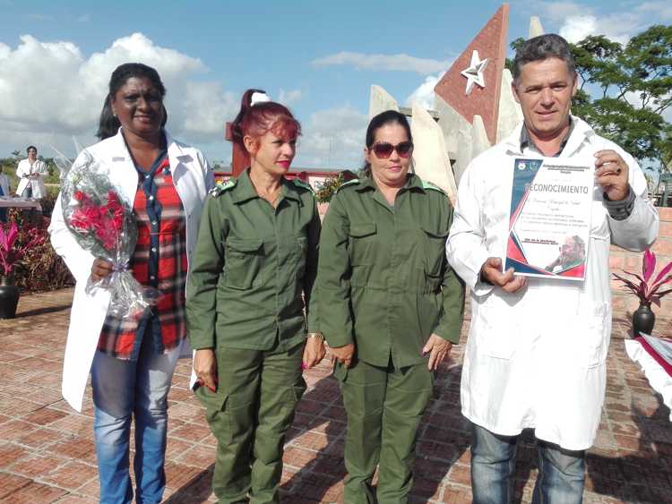 Máximas autoridades políticas y gubernamentales en Sierra de Cubitas reconocen a profesionales.